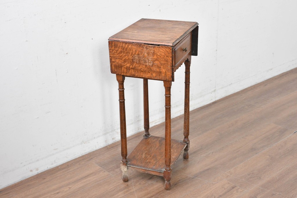 イギリスアンティーク　コンパクトで使い勝手の良い引き出し付きバタフライサイドテーブル　(R-087797)