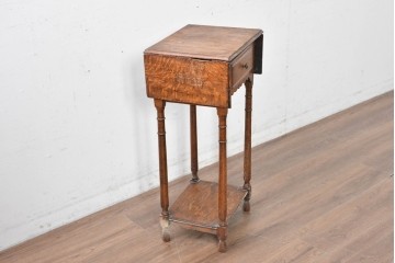 イギリスアンティーク　コンパクトで使い勝手の良い引き出し付きバタフライサイドテーブル　(R-087797)