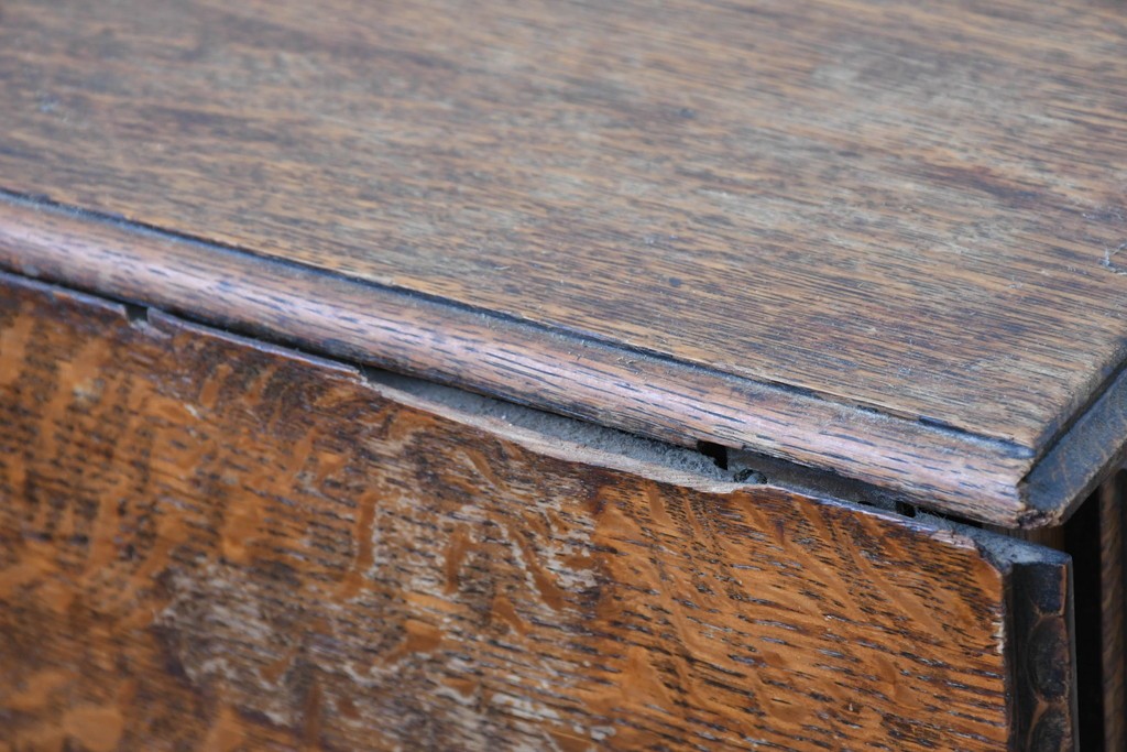 イギリスアンティーク　コンパクトで使い勝手の良い引き出し付きバタフライサイドテーブル　(R-087797)