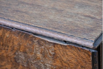 イギリスアンティーク　コンパクトで使い勝手の良い引き出し付きバタフライサイドテーブル　(R-087797)