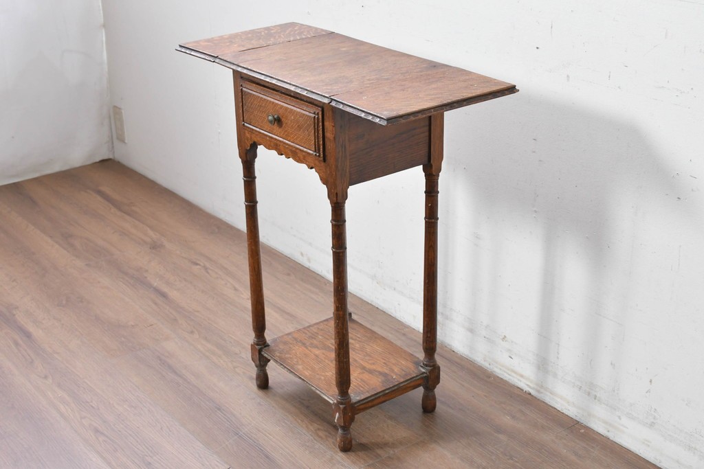 イギリスアンティーク　コンパクトで使い勝手の良い引き出し付きバタフライサイドテーブル　(R-087797)