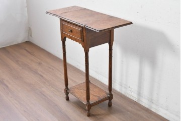 イギリスアンティーク　コンパクトで使い勝手の良い引き出し付きバタフライサイドテーブル　(R-087797)