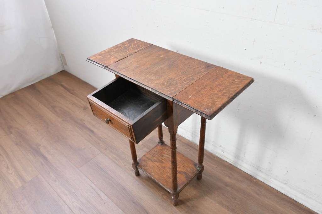 イギリスアンティーク　コンパクトで使い勝手の良い引き出し付きバタフライサイドテーブル　(R-087797)