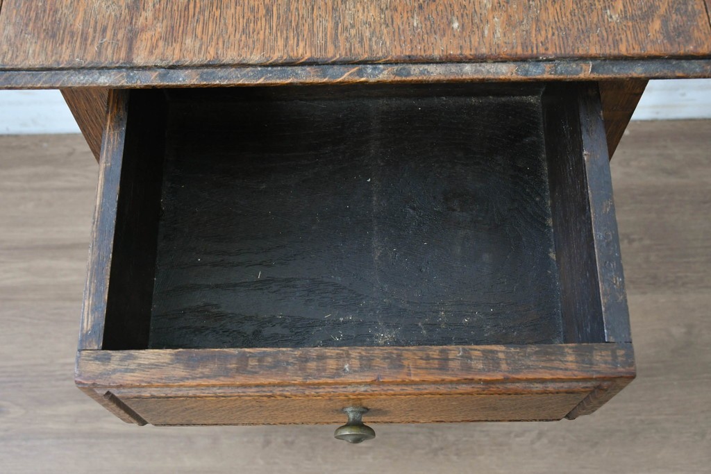 イギリスアンティーク　コンパクトで使い勝手の良い引き出し付きバタフライサイドテーブル　(R-087797)