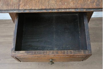 イギリスアンティーク　コンパクトで使い勝手の良い引き出し付きバタフライサイドテーブル　(R-087797)