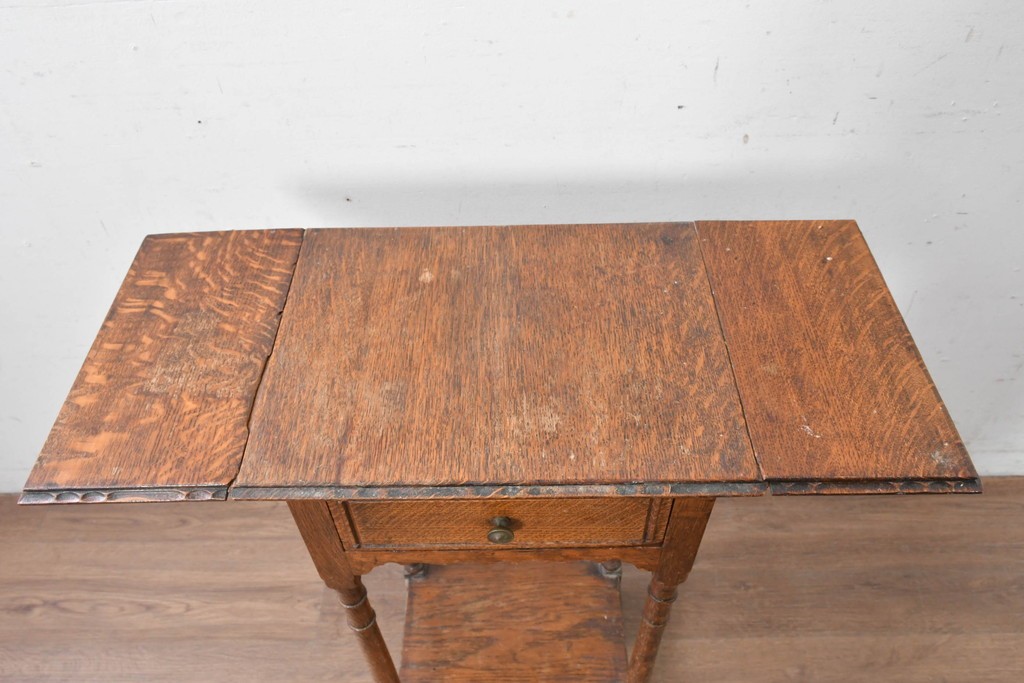 イギリスアンティーク　コンパクトで使い勝手の良い引き出し付きバタフライサイドテーブル　(R-087797)