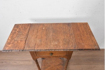 イギリスアンティーク　コンパクトで使い勝手の良い引き出し付きバタフライサイドテーブル　(R-087797)