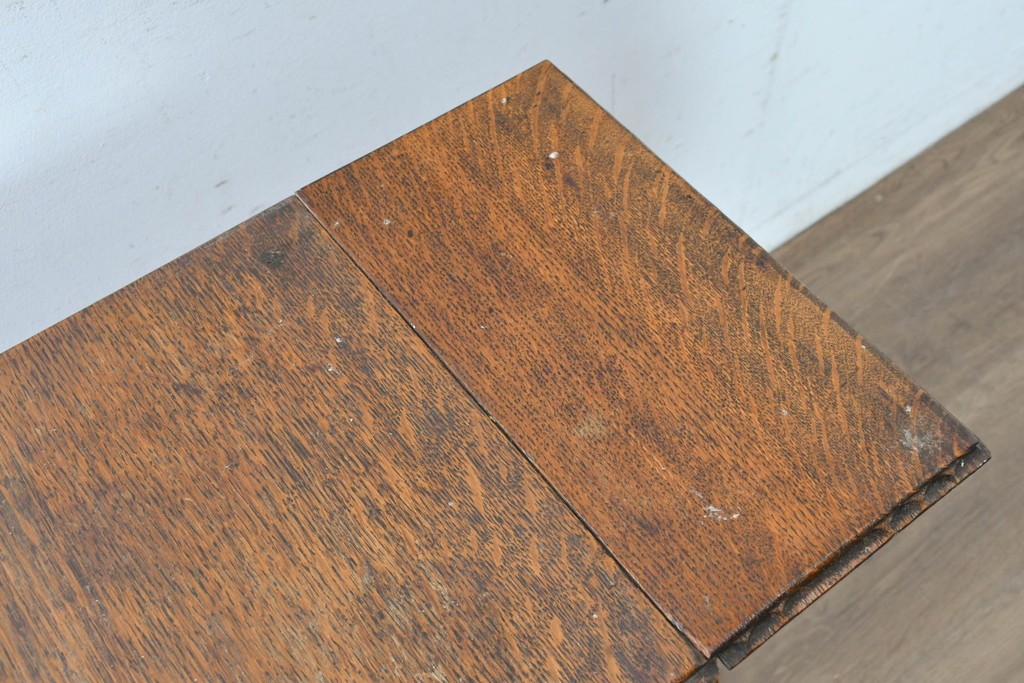 イギリスアンティーク　コンパクトで使い勝手の良い引き出し付きバタフライサイドテーブル　(R-087797)