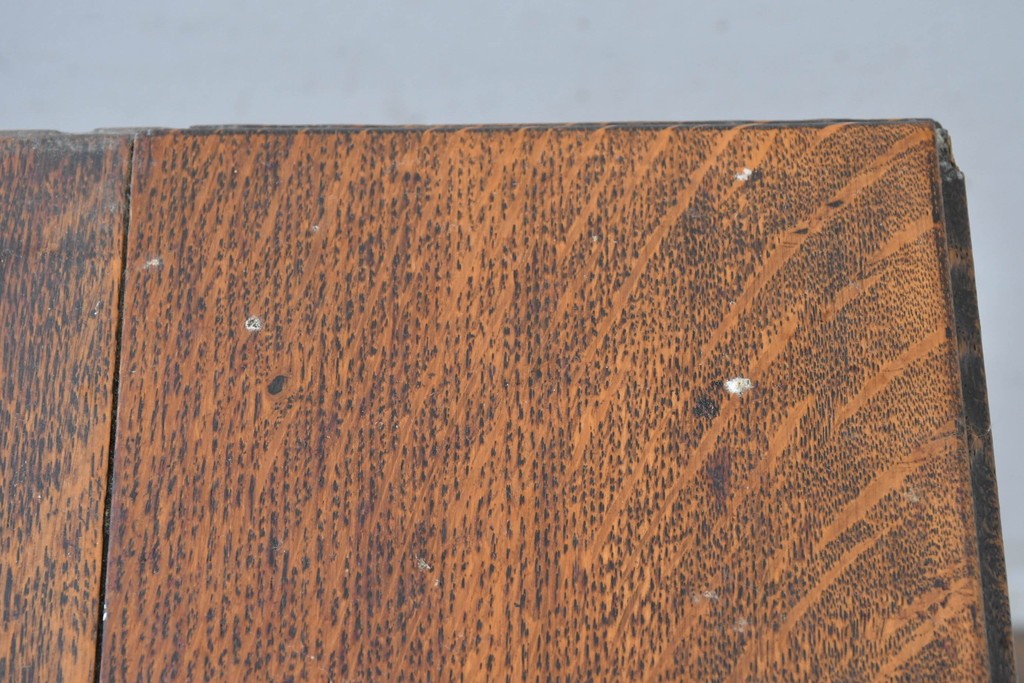 イギリスアンティーク　コンパクトで使い勝手の良い引き出し付きバタフライサイドテーブル　(R-087797)