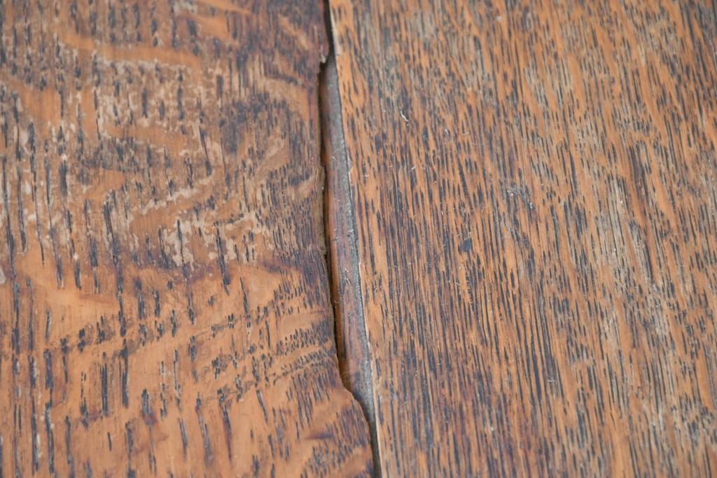 イギリスアンティーク　コンパクトで使い勝手の良い引き出し付きバタフライサイドテーブル　(R-087797)