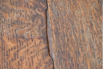 イギリスアンティーク　コンパクトで使い勝手の良い引き出し付きバタフライサイドテーブル　(R-087797)