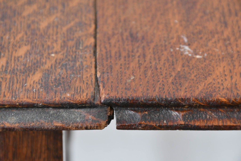 イギリスアンティーク　コンパクトで使い勝手の良い引き出し付きバタフライサイドテーブル　(R-087797)