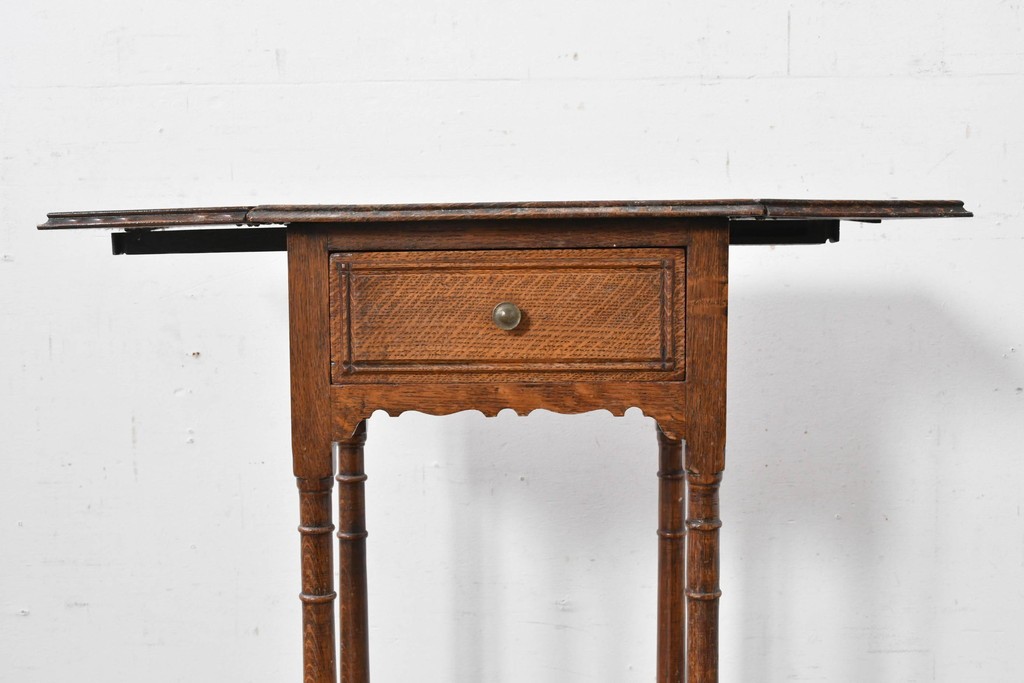 イギリスアンティーク　コンパクトで使い勝手の良い引き出し付きバタフライサイドテーブル　(R-087797)