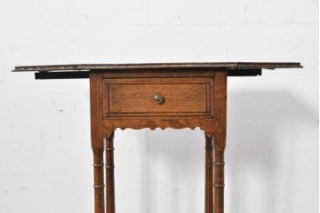 イギリスアンティーク　コンパクトで使い勝手の良い引き出し付きバタフライサイドテーブル　(R-087797)