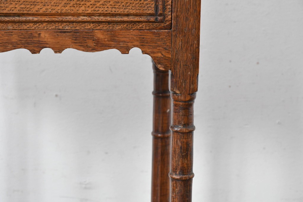 イギリスアンティーク　コンパクトで使い勝手の良い引き出し付きバタフライサイドテーブル　(R-087797)