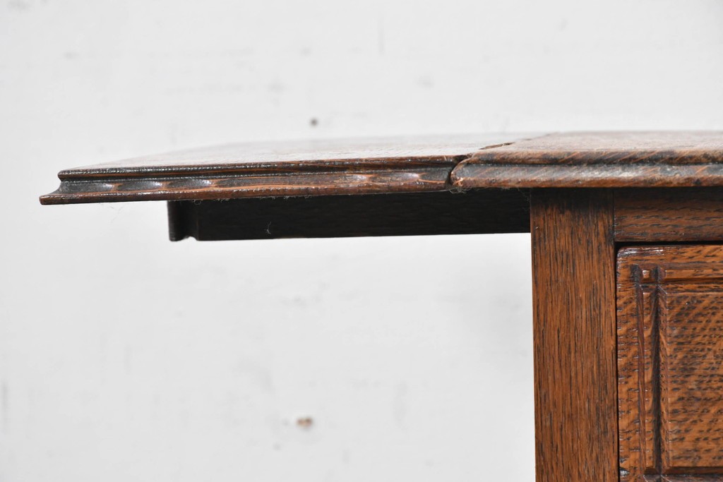 イギリスアンティーク　コンパクトで使い勝手の良い引き出し付きバタフライサイドテーブル　(R-087797)