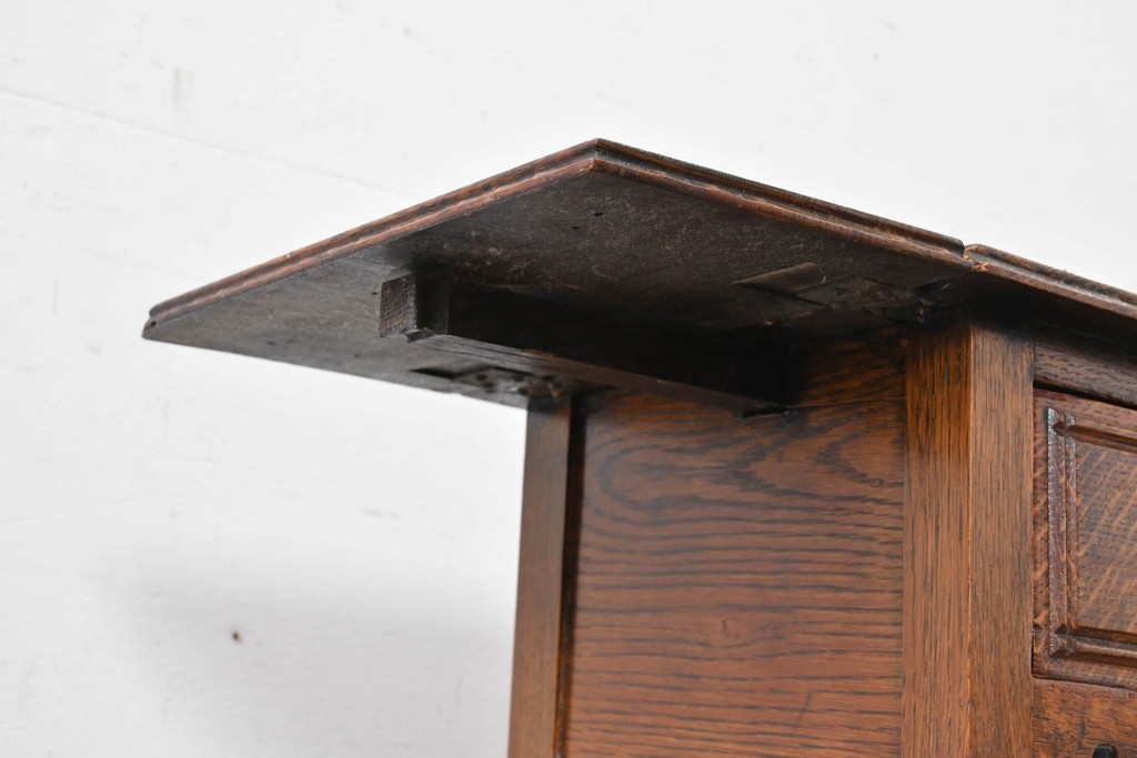 イギリスアンティーク　コンパクトで使い勝手の良い引き出し付きバタフライサイドテーブル　(R-087797)