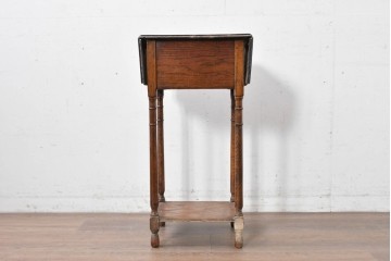 イギリスアンティーク　コンパクトで使い勝手の良い引き出し付きバタフライサイドテーブル　(R-087797)