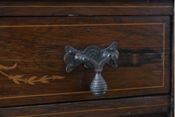 イギリスアンティーク　ローズウッド材　コンパクトなサイズ感がうれしい象嵌入りのミュージックキャビネット　(R-087798)