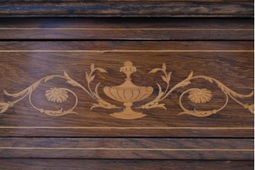 イギリスアンティーク　ローズウッド材　コンパクトなサイズ感がうれしい象嵌入りのミュージックキャビネット　(R-087798)