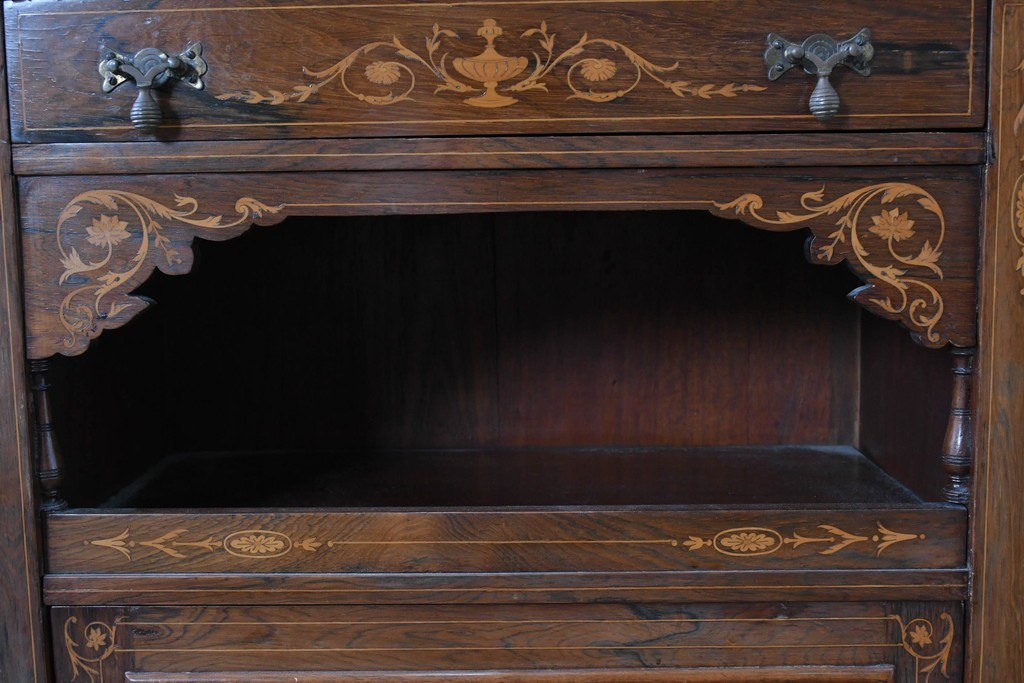 イギリスアンティーク　ローズウッド材　コンパクトなサイズ感がうれしい象嵌入りのミュージックキャビネット　(R-087798)