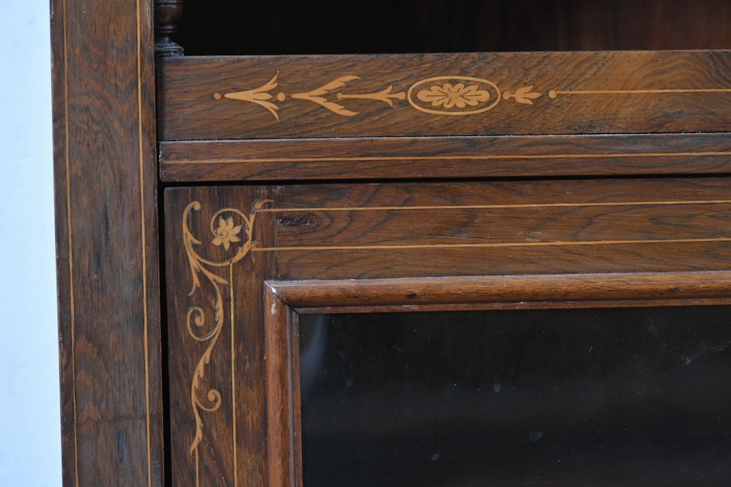 イギリスアンティーク　ローズウッド材　コンパクトなサイズ感がうれしい象嵌入りのミュージックキャビネット　(R-087798)