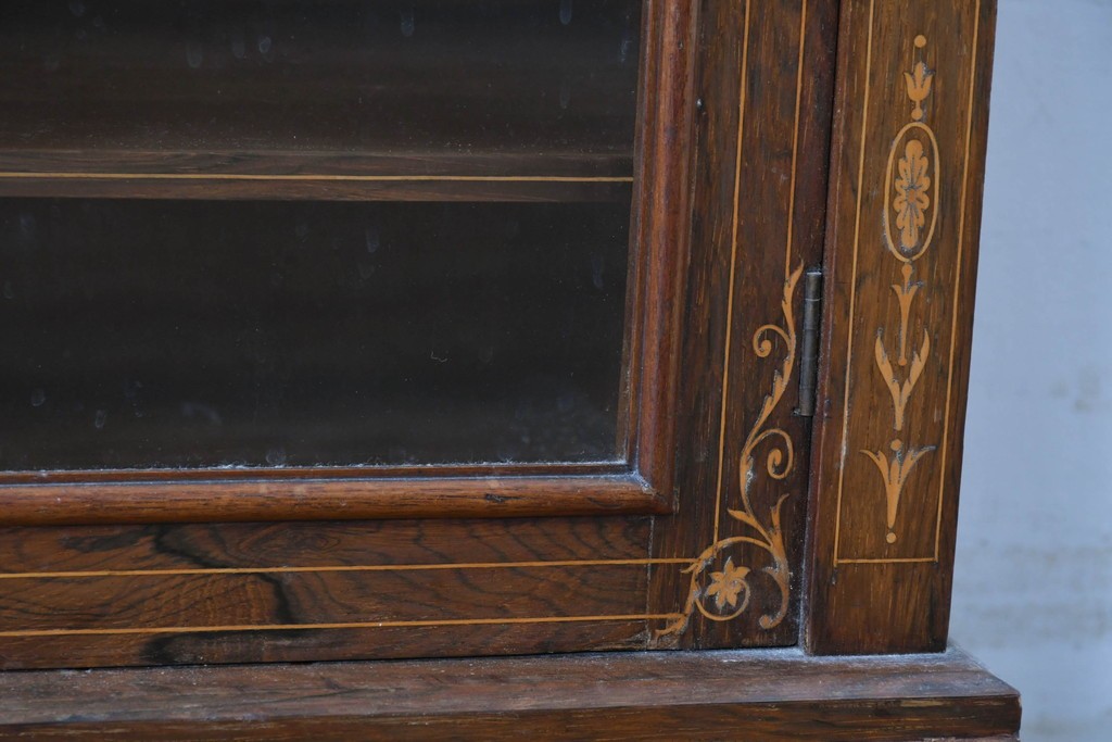 イギリスアンティーク　ローズウッド材　コンパクトなサイズ感がうれしい象嵌入りのミュージックキャビネット　(R-087798)