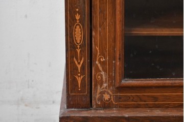 イギリスアンティーク　ローズウッド材　コンパクトなサイズ感がうれしい象嵌入りのミュージックキャビネット　(R-087798)