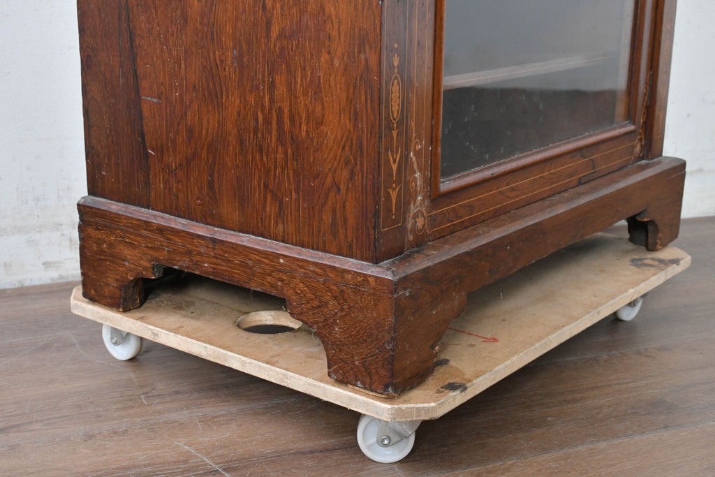 イギリスアンティーク　ローズウッド材　コンパクトなサイズ感がうれしい象嵌入りのミュージックキャビネット　(R-087798)