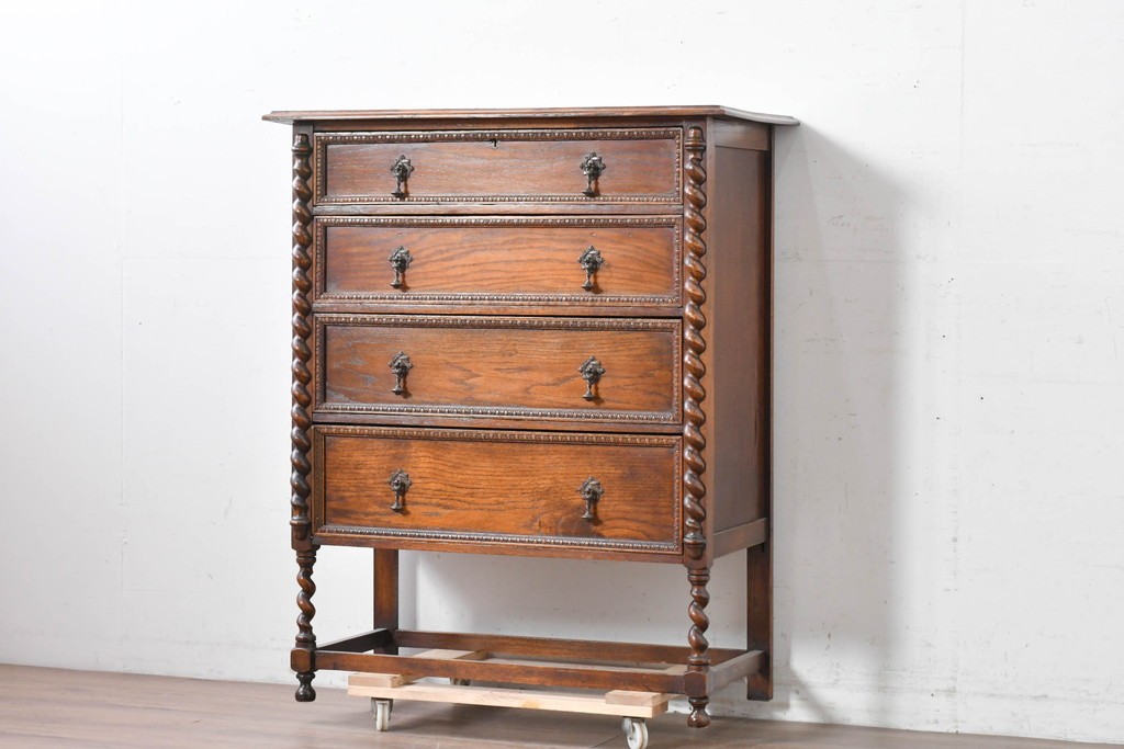 イギリスアンティーク　オーク材　存在感のあるツイストレッグが魅力の小振りなチェスト　(R-087799)