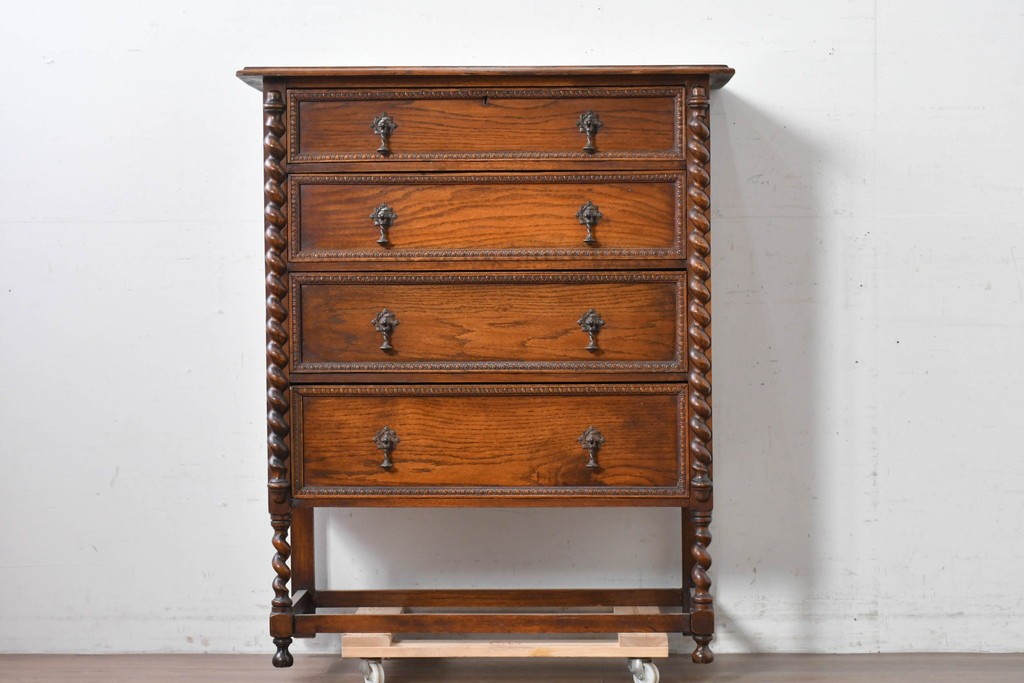 イギリスアンティーク　オーク材　存在感のあるツイストレッグが魅力の小振りなチェスト　(R-087799)