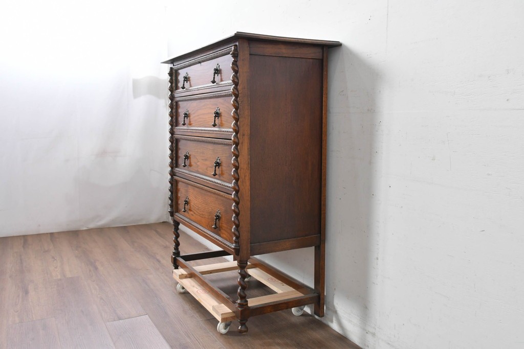 イギリスアンティーク　オーク材　存在感のあるツイストレッグが魅力の小振りなチェスト　(R-087799)