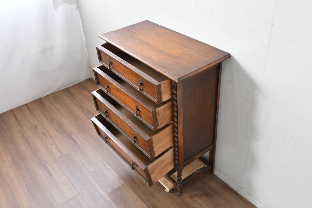 イギリスアンティーク　オーク材　存在感のあるツイストレッグが魅力の小振りなチェスト　(R-087799)