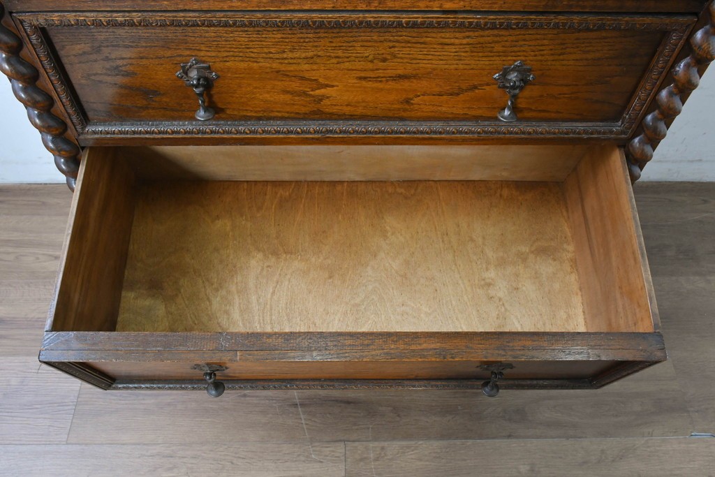 イギリスアンティーク　オーク材　存在感のあるツイストレッグが魅力の小振りなチェスト　(R-087799)