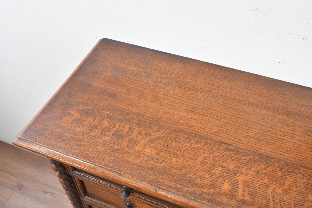 イギリスアンティーク　オーク材　存在感のあるツイストレッグが魅力の小振りなチェスト　(R-087799)