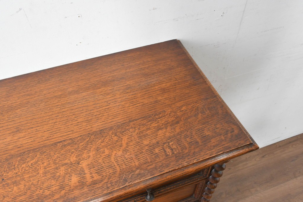 イギリスアンティーク　オーク材　存在感のあるツイストレッグが魅力の小振りなチェスト　(R-087799)