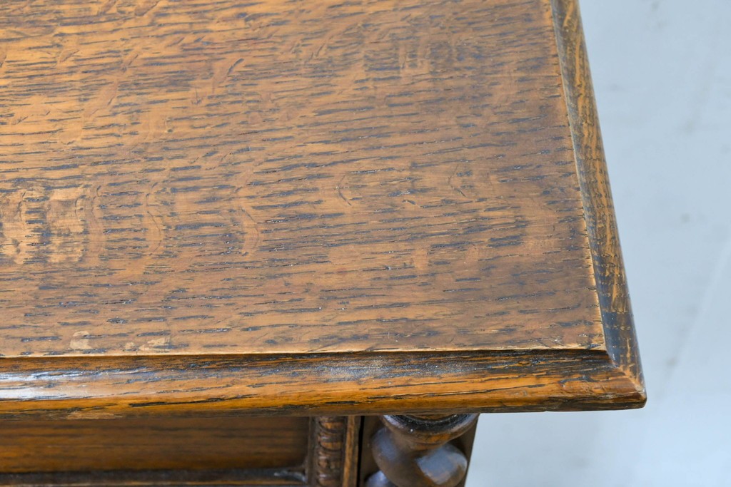 イギリスアンティーク　オーク材　存在感のあるツイストレッグが魅力の小振りなチェスト　(R-087799)