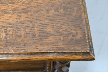 イギリスアンティーク　オーク材　存在感のあるツイストレッグが魅力の小振りなチェスト　(R-087799)