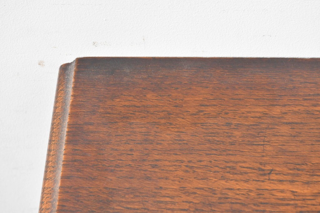 イギリスアンティーク　オーク材　存在感のあるツイストレッグが魅力の小振りなチェスト　(R-087799)