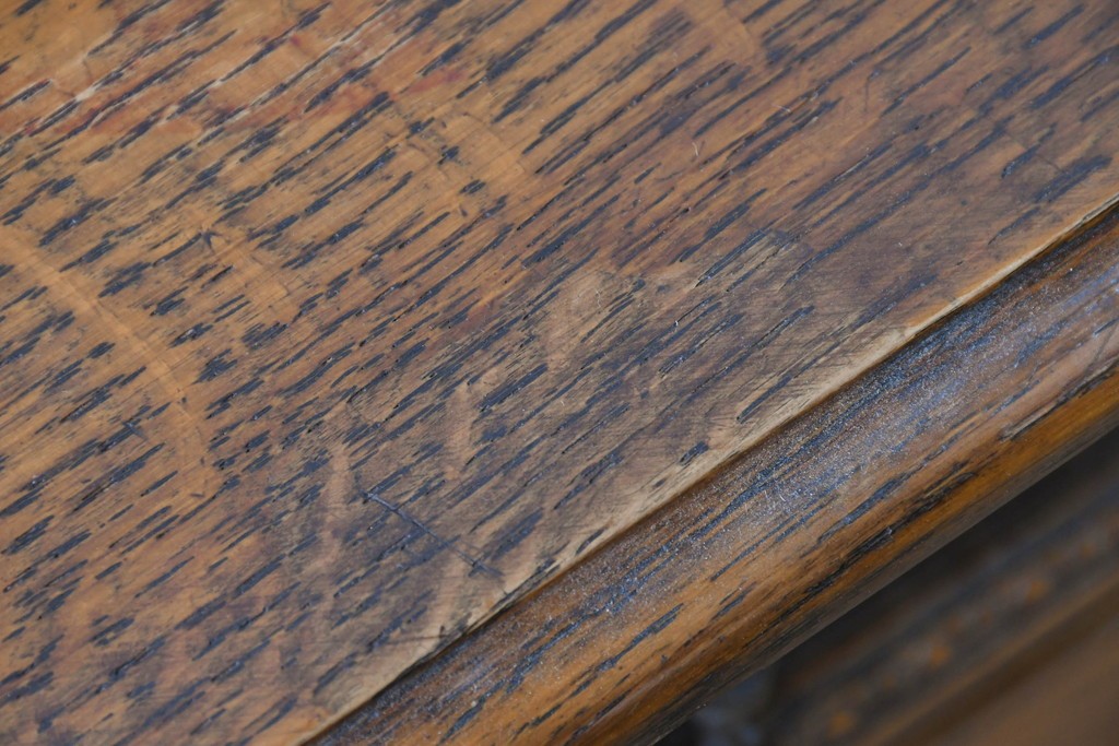 イギリスアンティーク　オーク材　存在感のあるツイストレッグが魅力の小振りなチェスト　(R-087799)