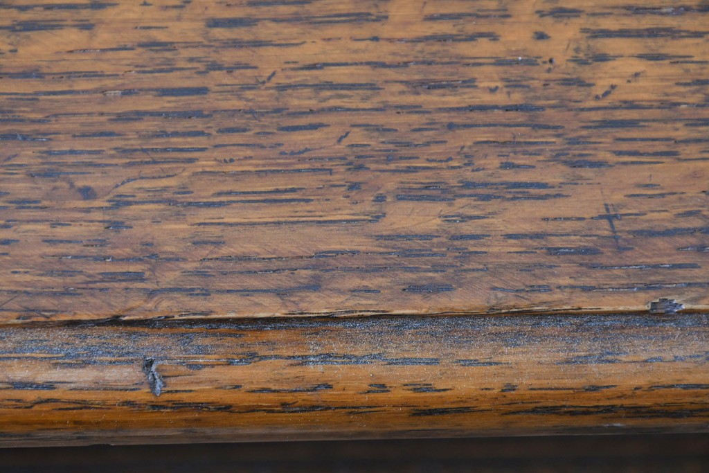 イギリスアンティーク　オーク材　存在感のあるツイストレッグが魅力の小振りなチェスト　(R-087799)