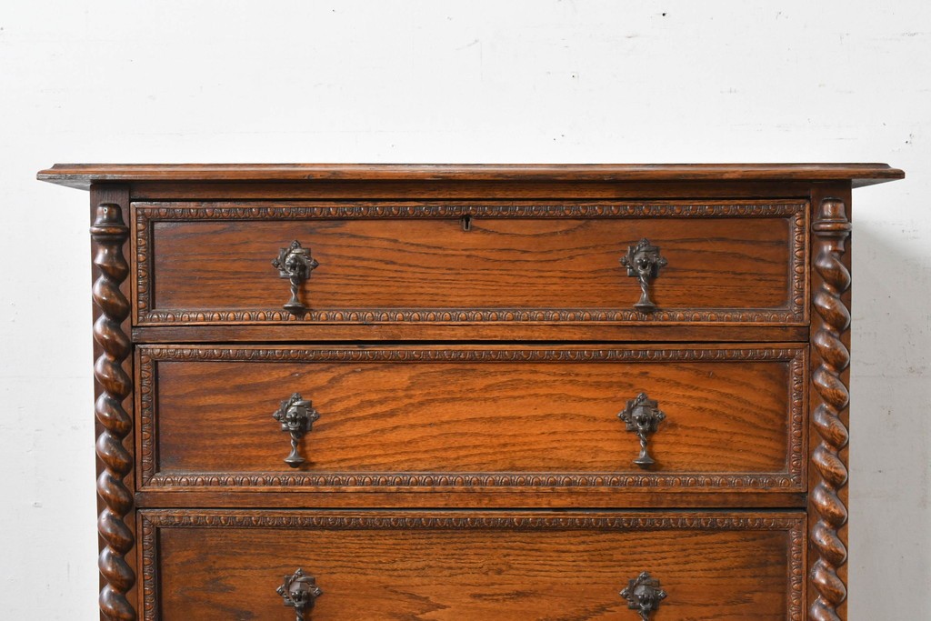 イギリスアンティーク　オーク材　存在感のあるツイストレッグが魅力の小振りなチェスト　(R-087799)