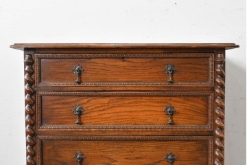 イギリスアンティーク　オーク材　存在感のあるツイストレッグが魅力の小振りなチェスト　(R-087799)