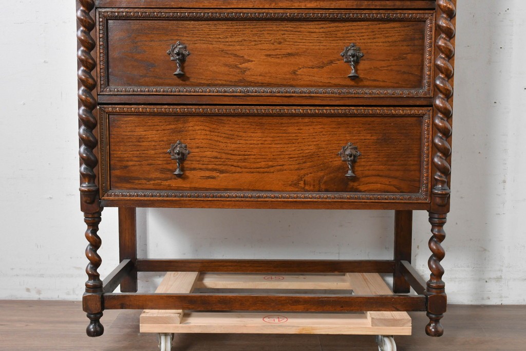 イギリスアンティーク　オーク材　存在感のあるツイストレッグが魅力の小振りなチェスト　(R-087799)