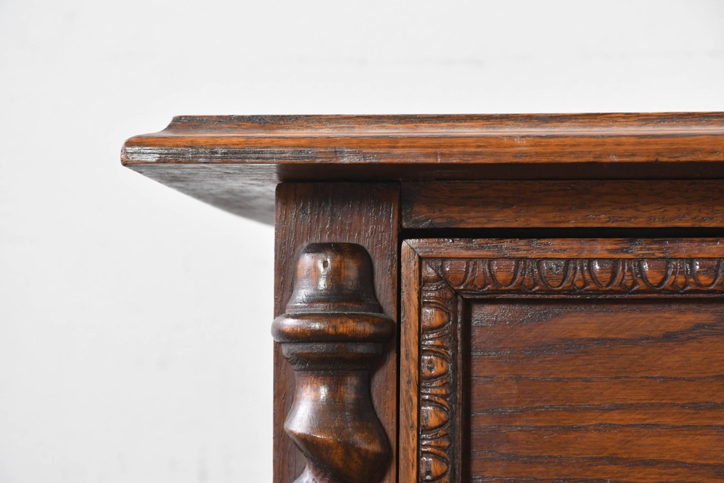 イギリスアンティーク　オーク材　存在感のあるツイストレッグが魅力の小振りなチェスト　(R-087799)