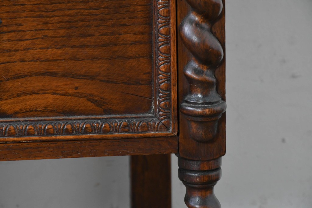 イギリスアンティーク　オーク材　存在感のあるツイストレッグが魅力の小振りなチェスト　(R-087799)