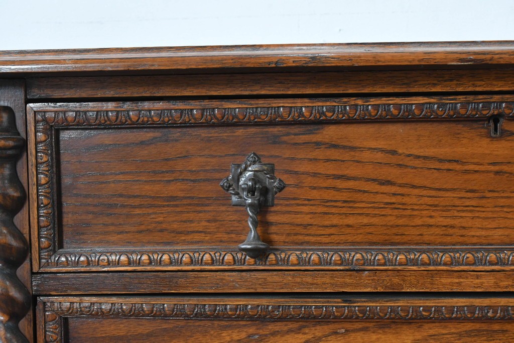 イギリスアンティーク　オーク材　存在感のあるツイストレッグが魅力の小振りなチェスト　(R-087799)