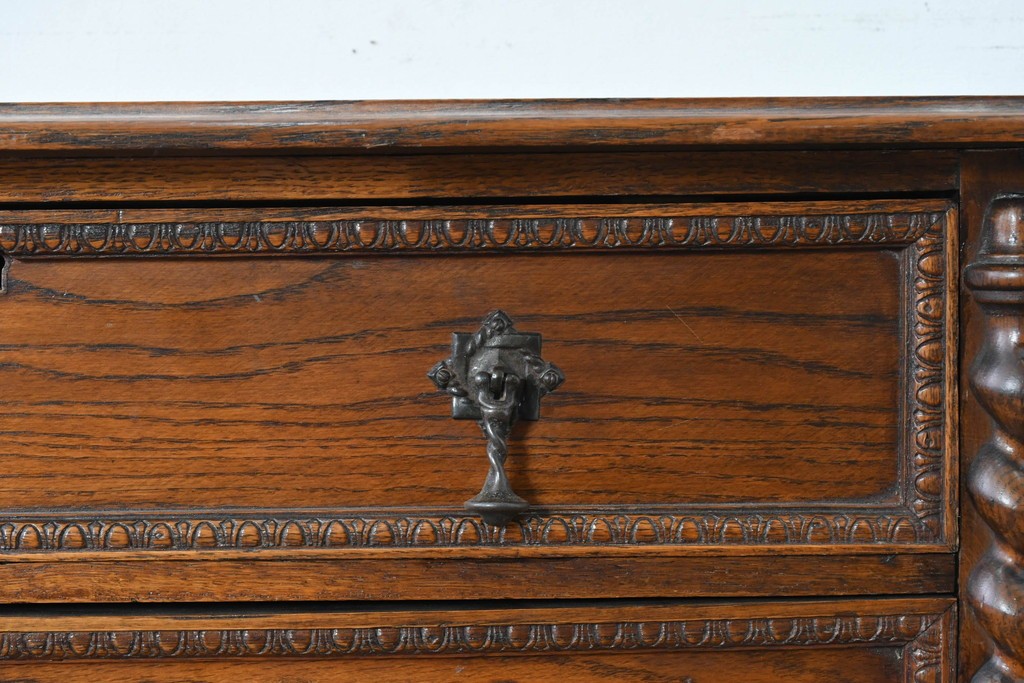 イギリスアンティーク　オーク材　存在感のあるツイストレッグが魅力の小振りなチェスト　(R-087799)