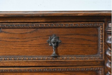 イギリスアンティーク　オーク材　存在感のあるツイストレッグが魅力の小振りなチェスト　(R-087799)