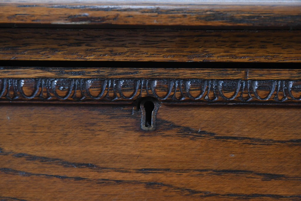 イギリスアンティーク　オーク材　存在感のあるツイストレッグが魅力の小振りなチェスト　(R-087799)